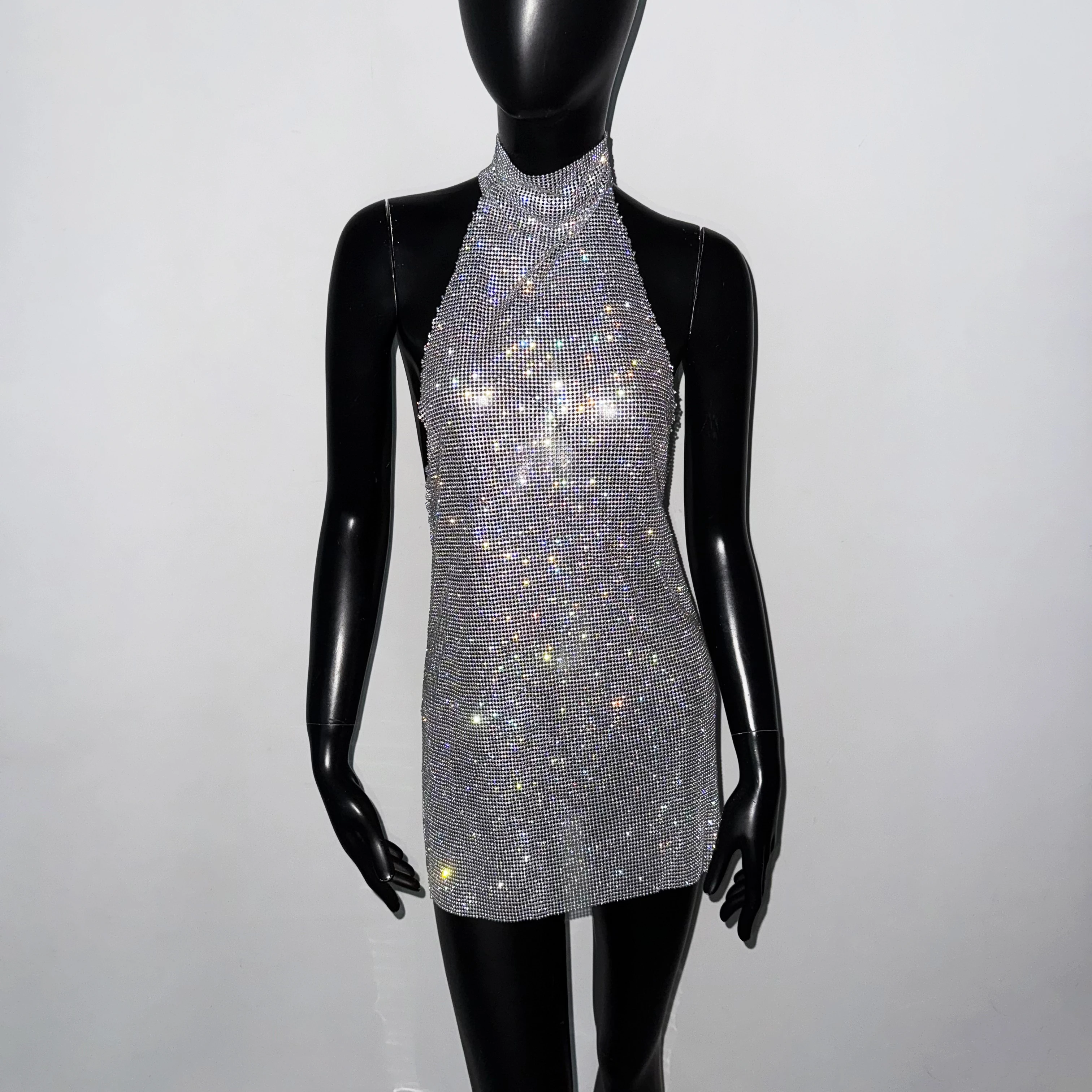 Glänzendes Strass-Metall-Pailletten-Minikleid für Damen, sexy rückenfreies Kleid mit Stehkragen und Neckholder, ärmelloses Kleid für Partys und Abendveranstaltungen. – Detail 14