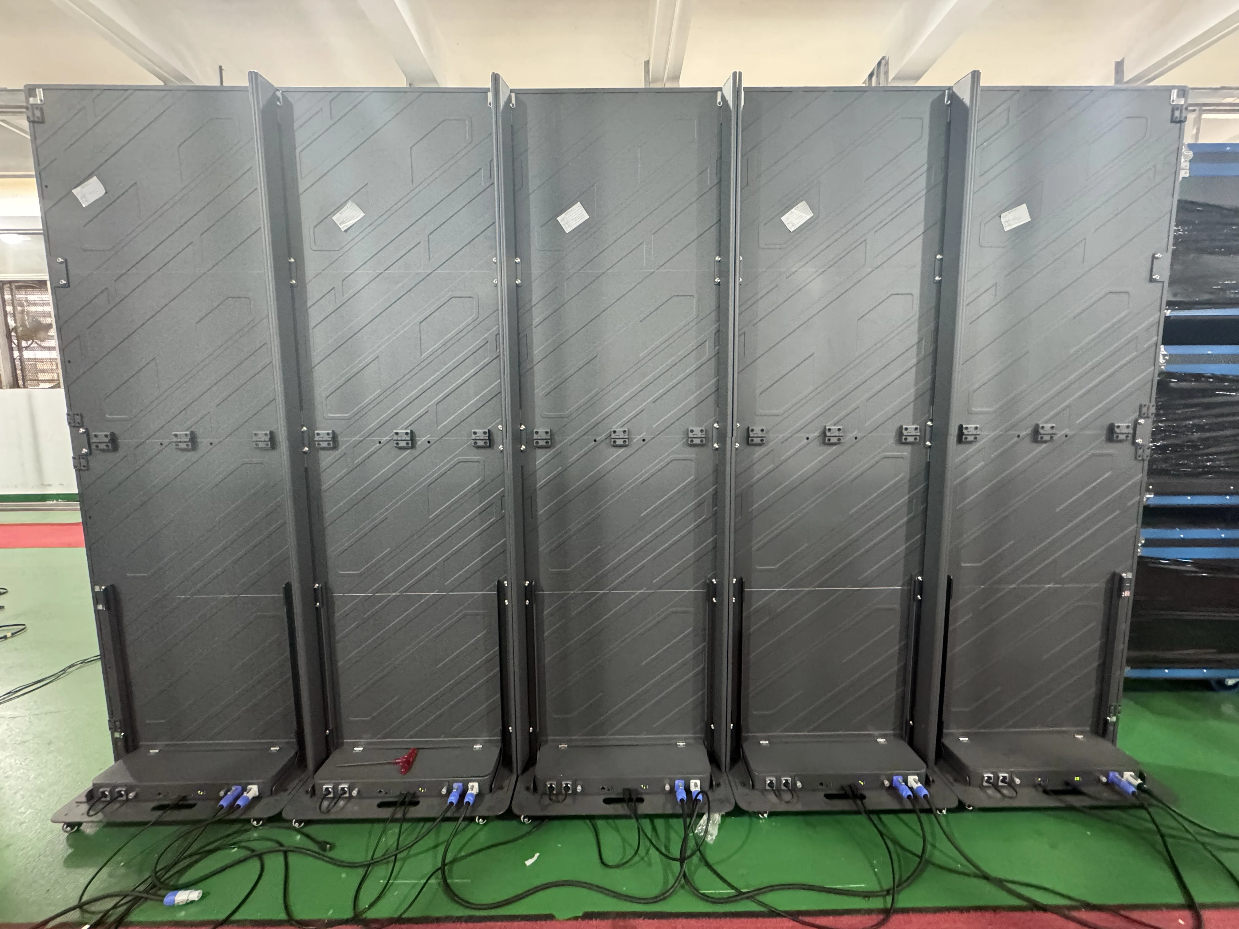 تخصيص للتخصيص P1.86 P2.5 GOB شاشة LED مقاومة للماء شاشة ملصق لافتات رقمية للوحة لوحة الإعلانات