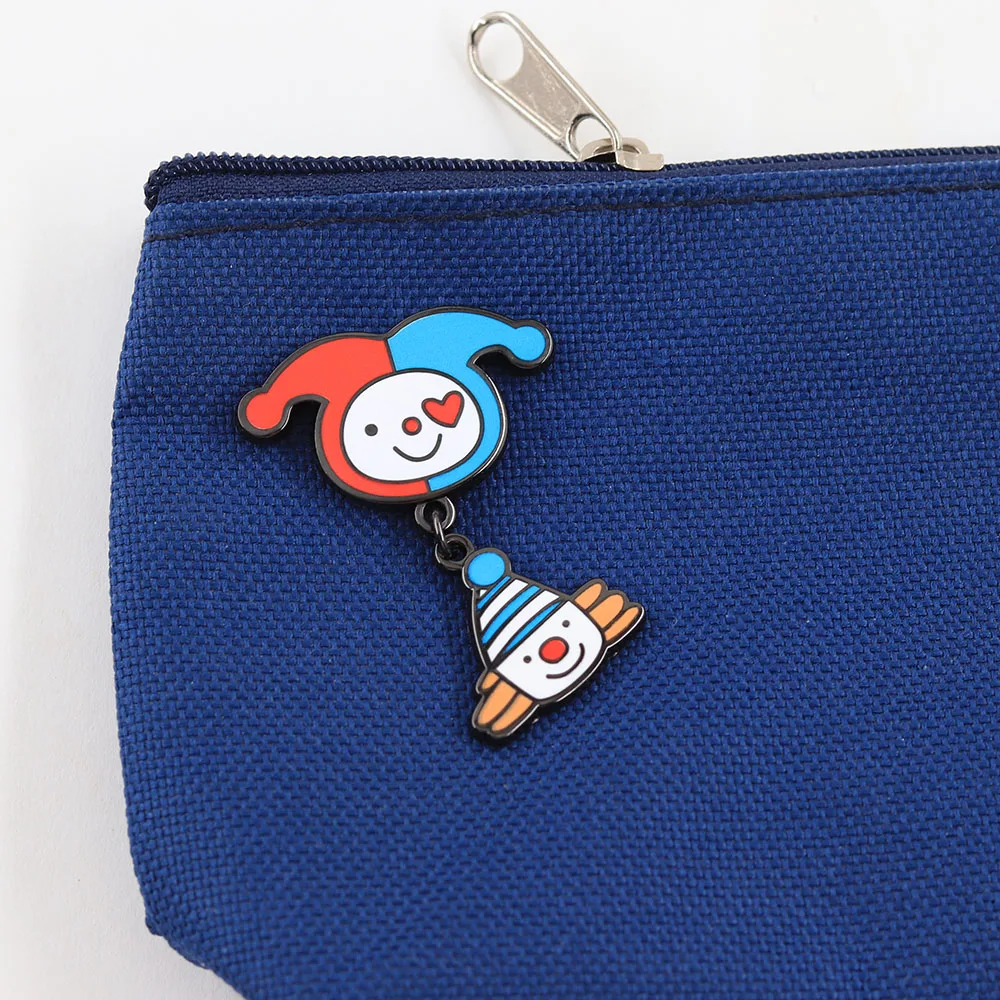 Lustige Zirkusclown-Emaille-Anstecknadeln, kreative rote und blaue Narren-Anstecknadeln mit Clownkopf, ausgefallene Herz-Abzeichen, Rucksack- und Reversnadeln, Geschenk – Detail 6