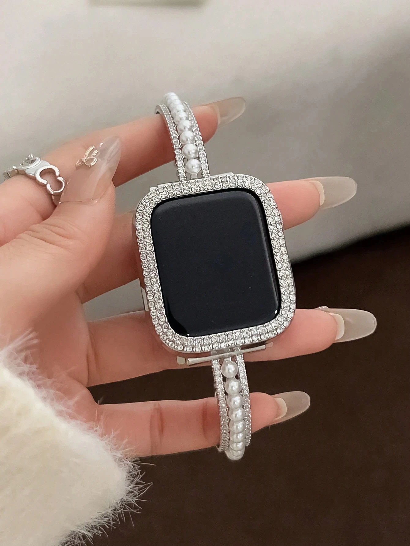 Stilvolles zweireihiges Zirkon-Perlenarmband aus Kupfermetall. Apple Watch-Armband, kompatibel mit der Apple Watch Series 9/8/7/6/5/4/3/2/1