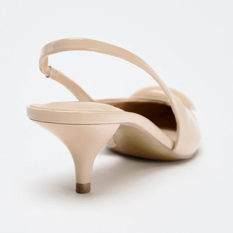 أحذية نسائية صيفية عصرية جديدة، صنادل أنيقة بكعب عالٍ ومقدمة مدببة مفتوحة، بتأثير الجلد المطلي البيج