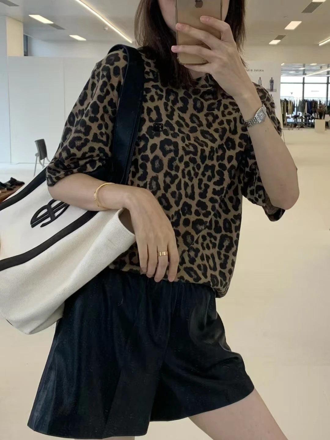 

Early Spring New Sle Women's Loose Casual ort Sve T-irt Leopard Print Versatile Top Breathable Sweat Absorbent Cotton
