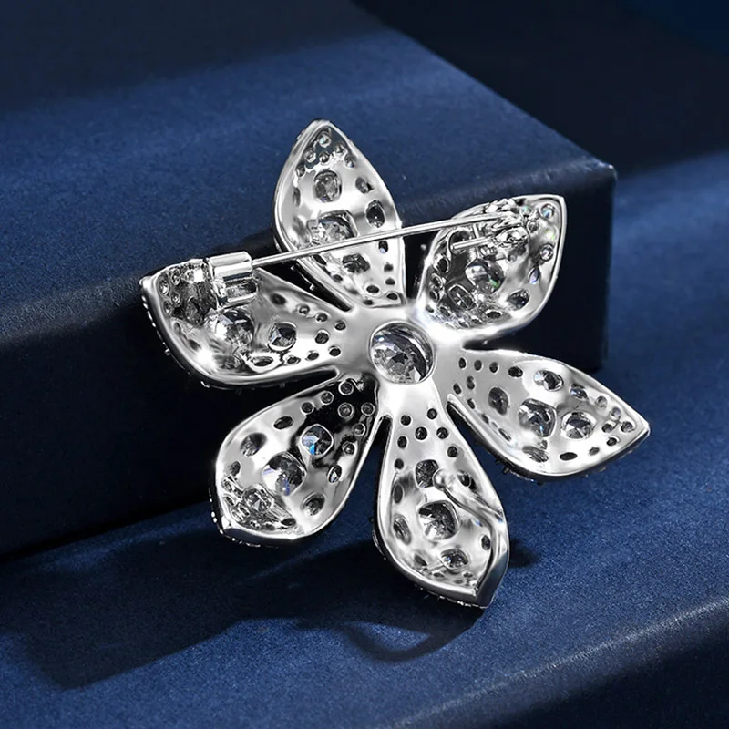 New Minimalist Niche Six Petal Flower Brooches for Women  Exquisite Luxury Micro-inlaid Zircon Corsage Clothing Accessories Pins
