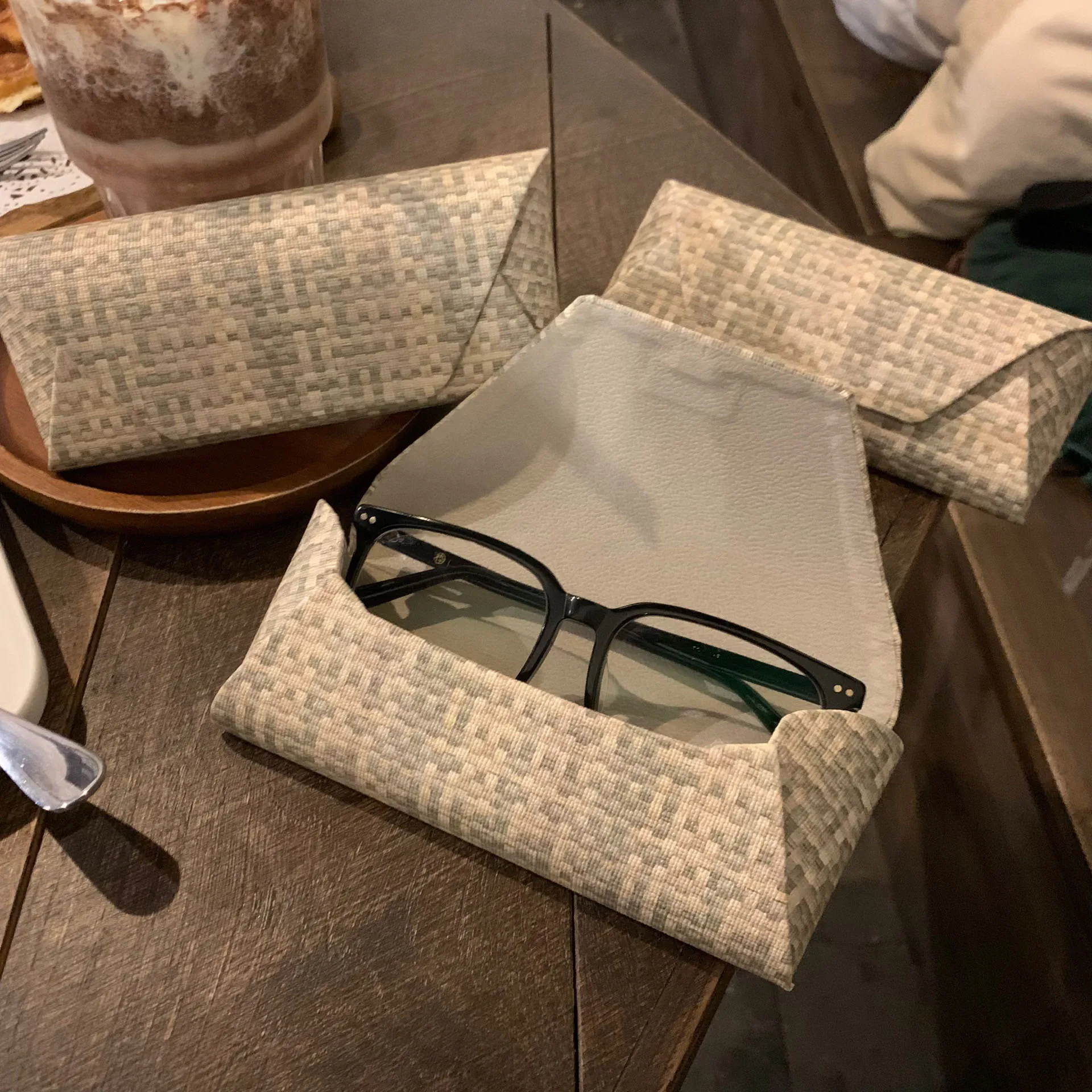 Personalized Grass Woven Grid Handmade Designer Portable Glasses Box Fashion Pressure Resistant High Grade Glasses Storage Box