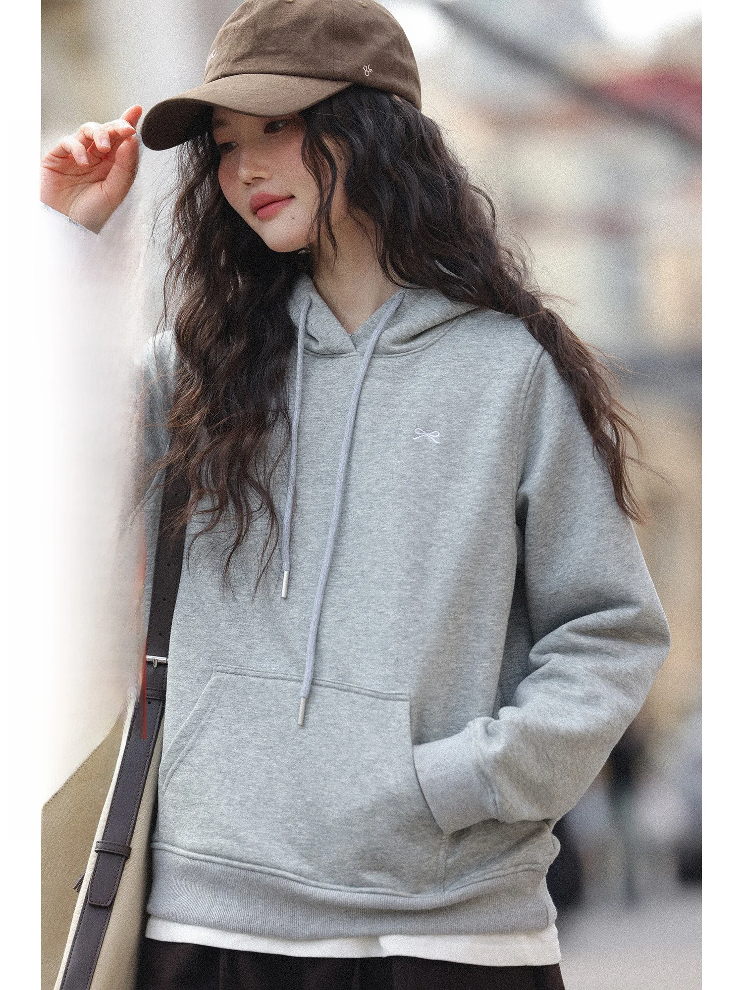 

Женская толстовка-худи на весну-зиму 2026: новая корейская модель с открытыми плечами, свободного кроя, утепленная, с длинными рукавами, на флисе