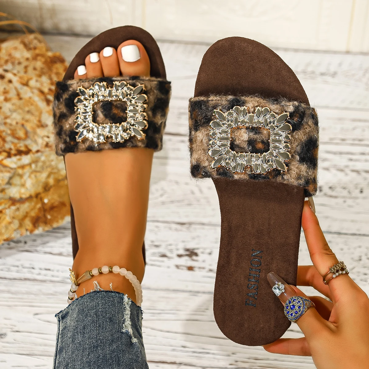 

Women Slippers Summer Outdoor Flat Sandals Comfortable Diamond Embellished Woven Shoes Large Size Slip-On Slippers Slides Women