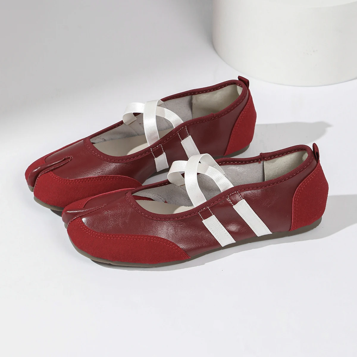 Flache Schuhe mit Kreuzriemen für Damen, lässiges Modedesign, Mary Jane Schuh, Slip-on, geteilte Zehenpartie, Ballett-Trainer, Sommer 2026, elegant, neu – Detail 2
