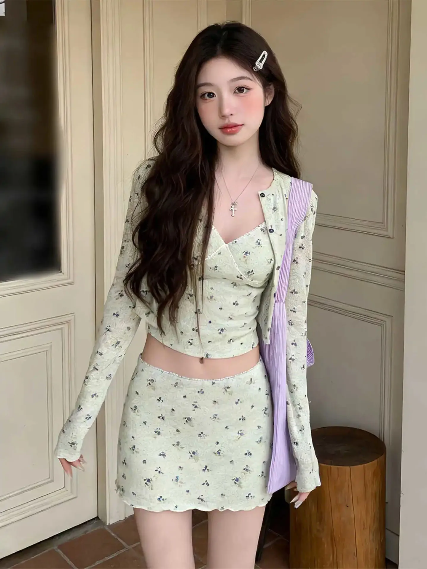 

Летний новый женский модный комплект Pure Desire: юбка с высокой талией, цветочный кардиган с длинными рукавами, солнцезащитный топ на бретелях