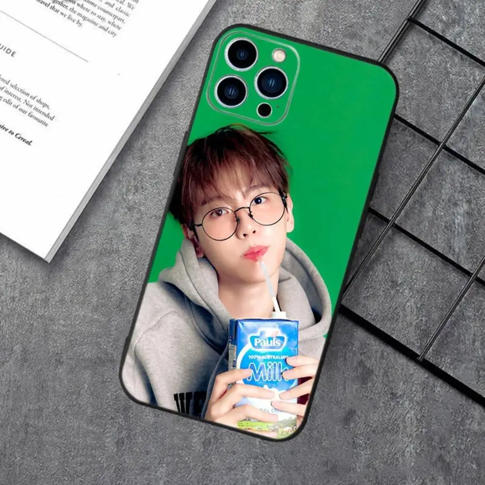 حافظة هاتف B-BaekHyun E-EXO لهاتف iPhone 16e,16,15,14,13,12,11,XS,XR,X,8,7,Pro,Max,Plus,mini غطاء أسود من السيليكون