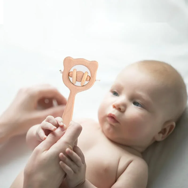 Hochet musical Montessori dos TeWindsor en bois de hêtre naturel pour bébé, jouet d'entraînement à la main, jeu à mâcher, salle de sport, cadeau pour nouveau-né