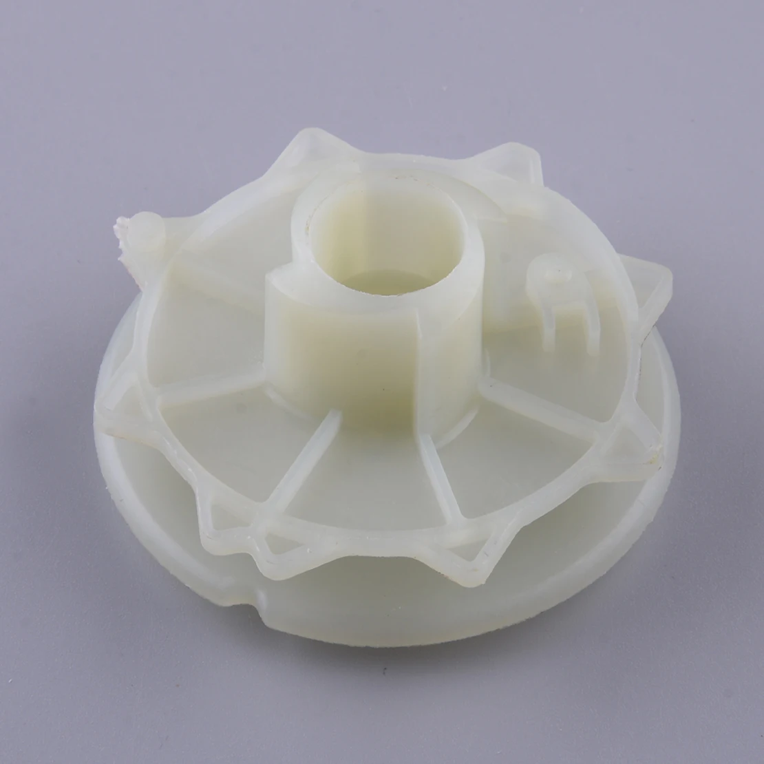 

Пластиковый шкив стартера 530069313, подходит для бензопилы Poulan 2200 2500 2600 2775 2900 2750 2775 3050 PP255 PP295 PP310 PP315