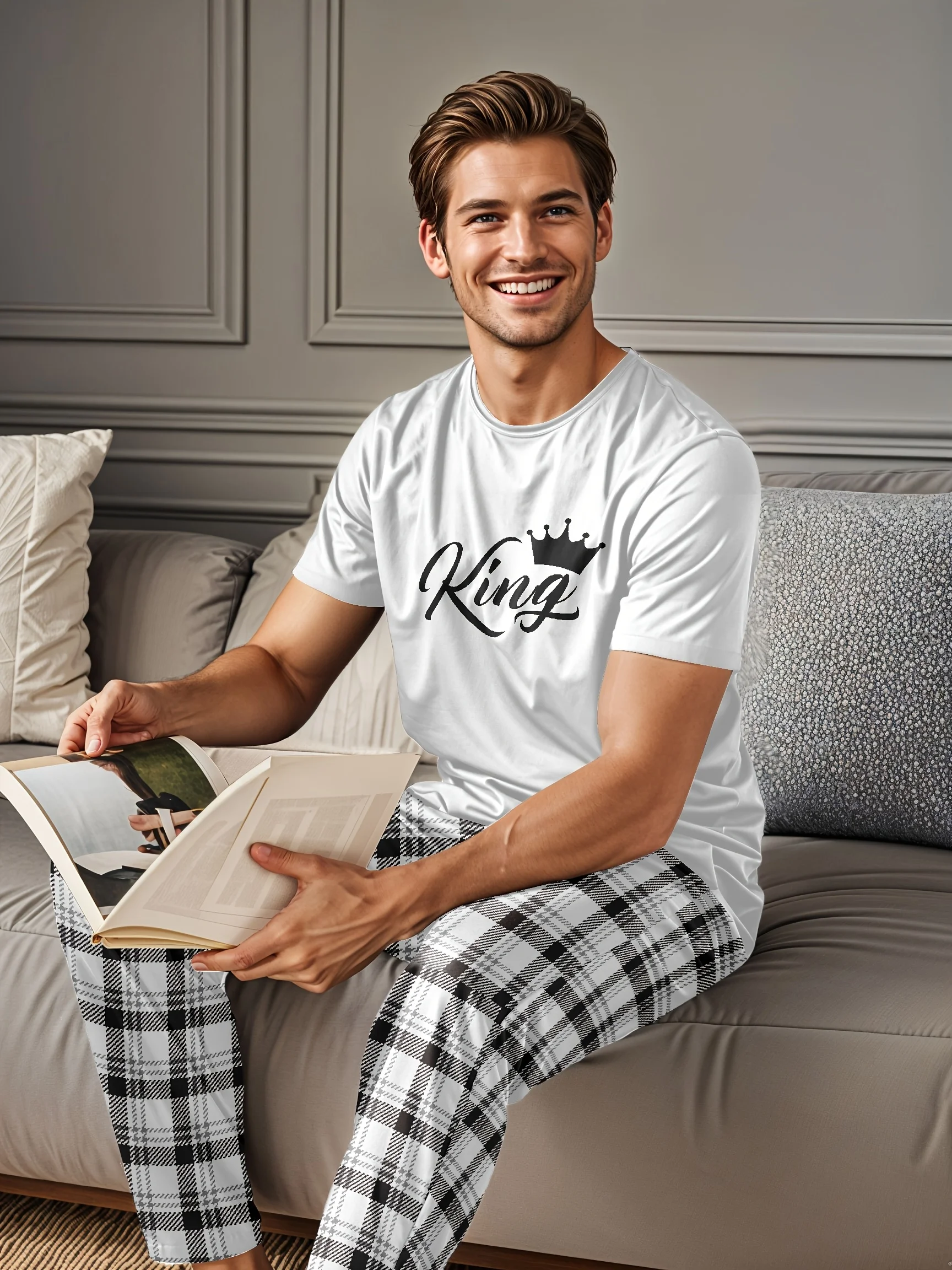 

Мужской пижамный комплект: топ с принтом "Король" и короной и брюки в клетку, удобная летняя одежда.