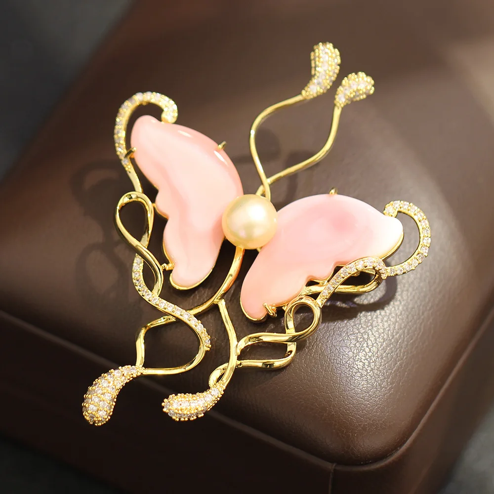 

Light Luxury Pink Mother of Pearl Jewelry Heavy Industry Natural Freshwater Pearl Insect Brooches Coat Accessories Pin for Women