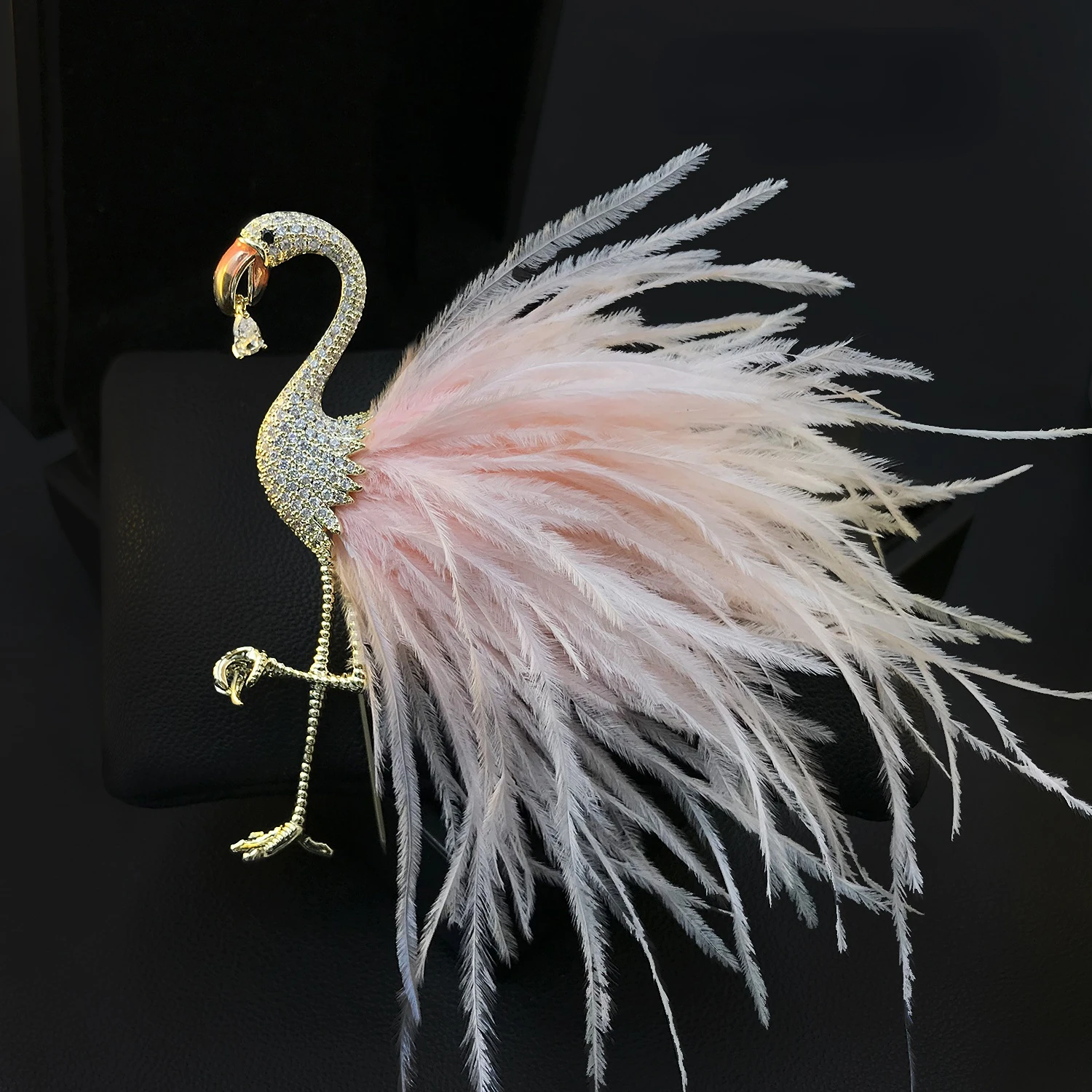 

Design Feather Coat Brooch High-End Women Flamingo Suit Accessories High-Grade Sweater Animal Pin Decoration Rhinestone Jewelry