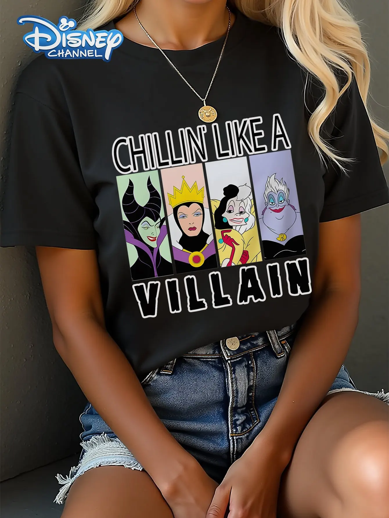 디즈니에서 공식 승인받은 제품으로, 악의 여왕과 악당들이 등장합니다. 오버사이즈 루즈핏 여름 인기 여성 티셔츠