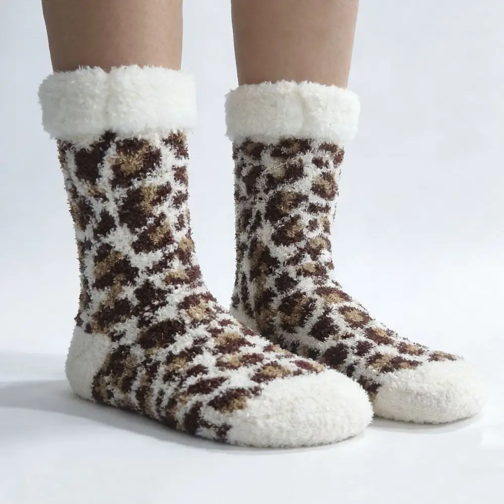 Chaussettes-pantoufles douillettes à motif léopard, thermiques, chaudes, antidérapantes, épaisses, pour l'hiver, usage intérieur.