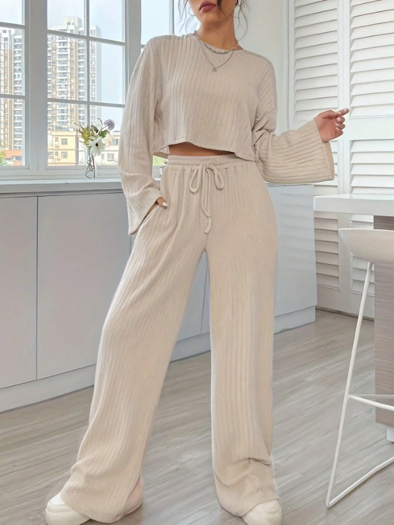 

Женский комплект для отдыха: укороченный топ с длинными рукавами в рубчик и брюки с широкими штанинами