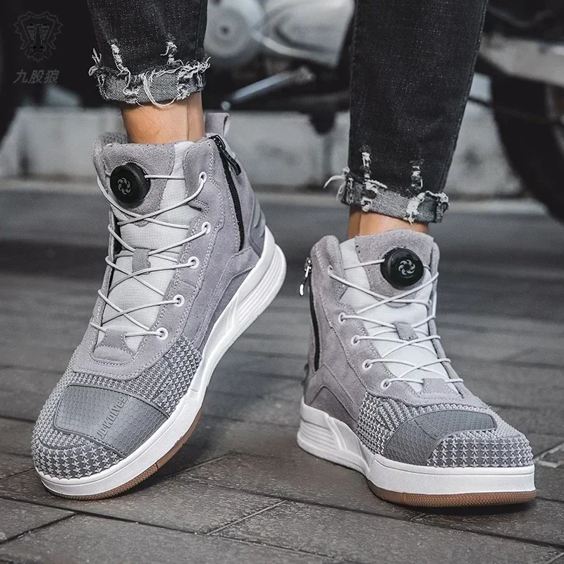 

Новый дизайн с поворотной пряжкой из замши большого размера и новые высококачественные мотоциклетные ботинки на резиновой подошве.