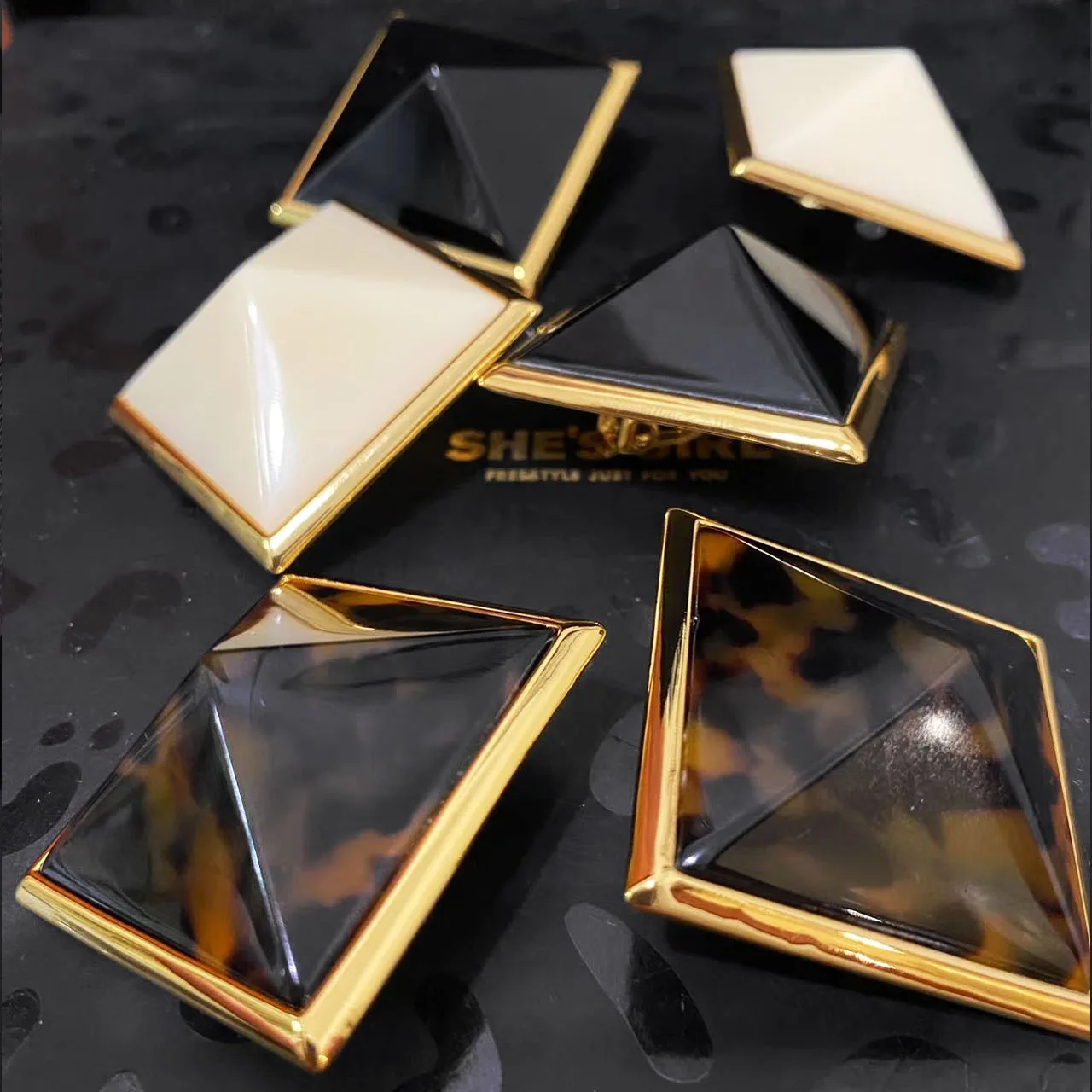 New Jewelry & Accessories Retro Style Square Cone-Shaped Three-Dimensional Resin Ear Clip Earrings For Women's Parties & Gifts