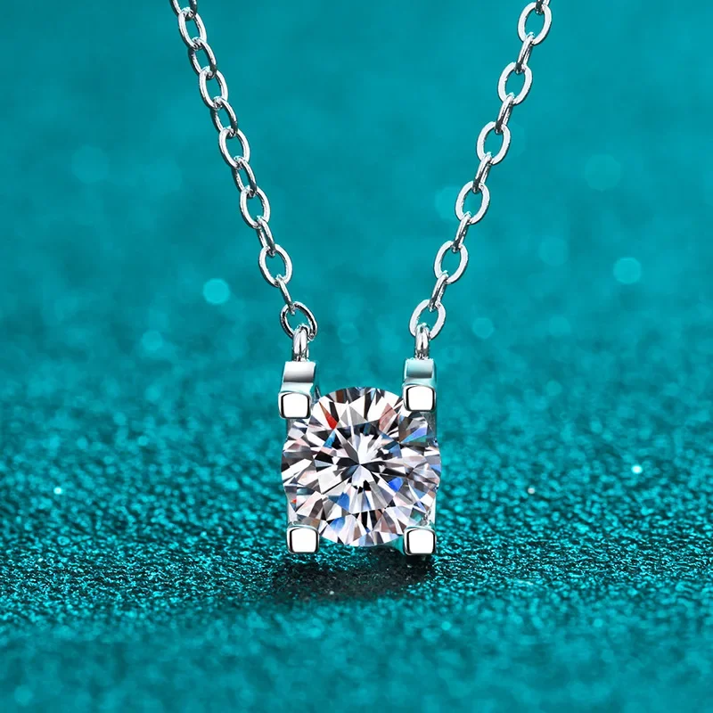 18K gold inlaid diamond necklace, moissanite bull head rose gold Pt950 platinum collarbone chain fashionable diamond pendant
