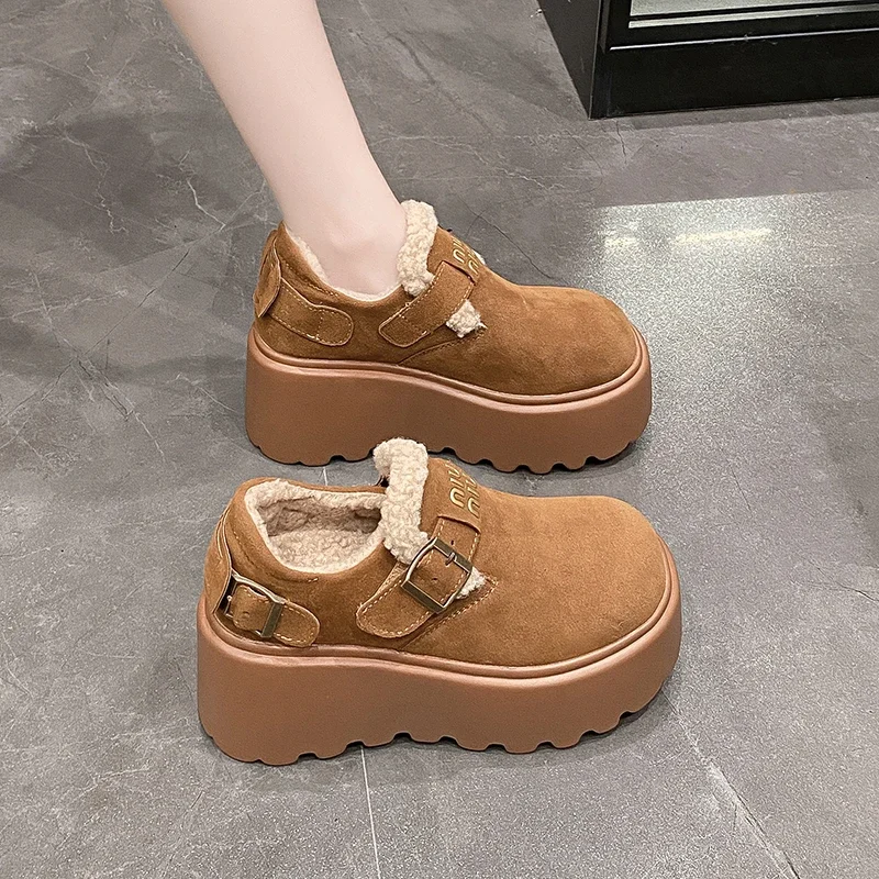 Sepatu kets halus hangat untuk wanita, sepatu salju Platform tinggi kulit Suede musim dingin 8CM, sepatu 2025 mewah kasual antiselip untuk wanita