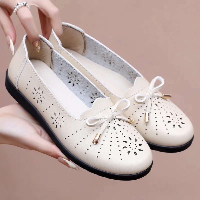 

New Summer 2025 Mom Sandals, Women's Flat-bottomed Leather Shoes for Middle-aged and Elderly People with Anti-slip Soft Soles
