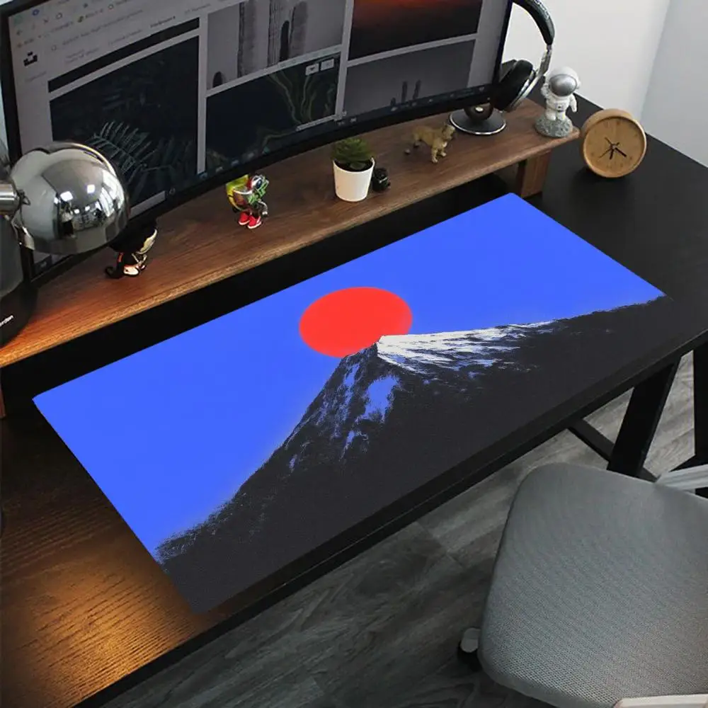 

Красное солнце отражает снежные горы, подходящие для работы, игр и офисных ковриков для мыши.