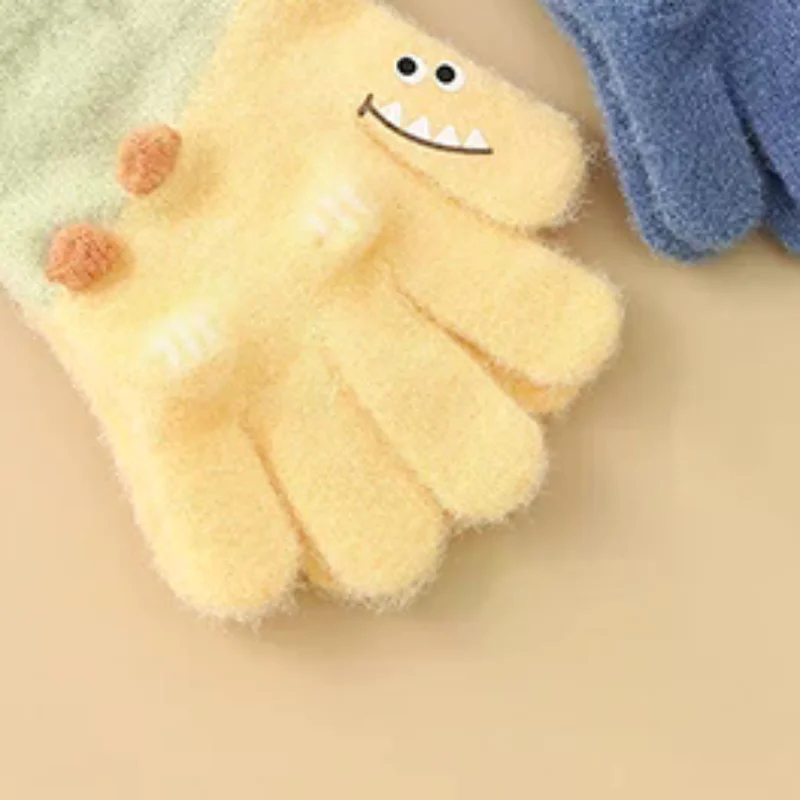 قفازات شتوية دافئة للأطفال بالإضافة إلى قفازات مخملية بخمسة أصابع للأولاد والبنات قفازات محبوكة برسوم كرتونية لطيفة
