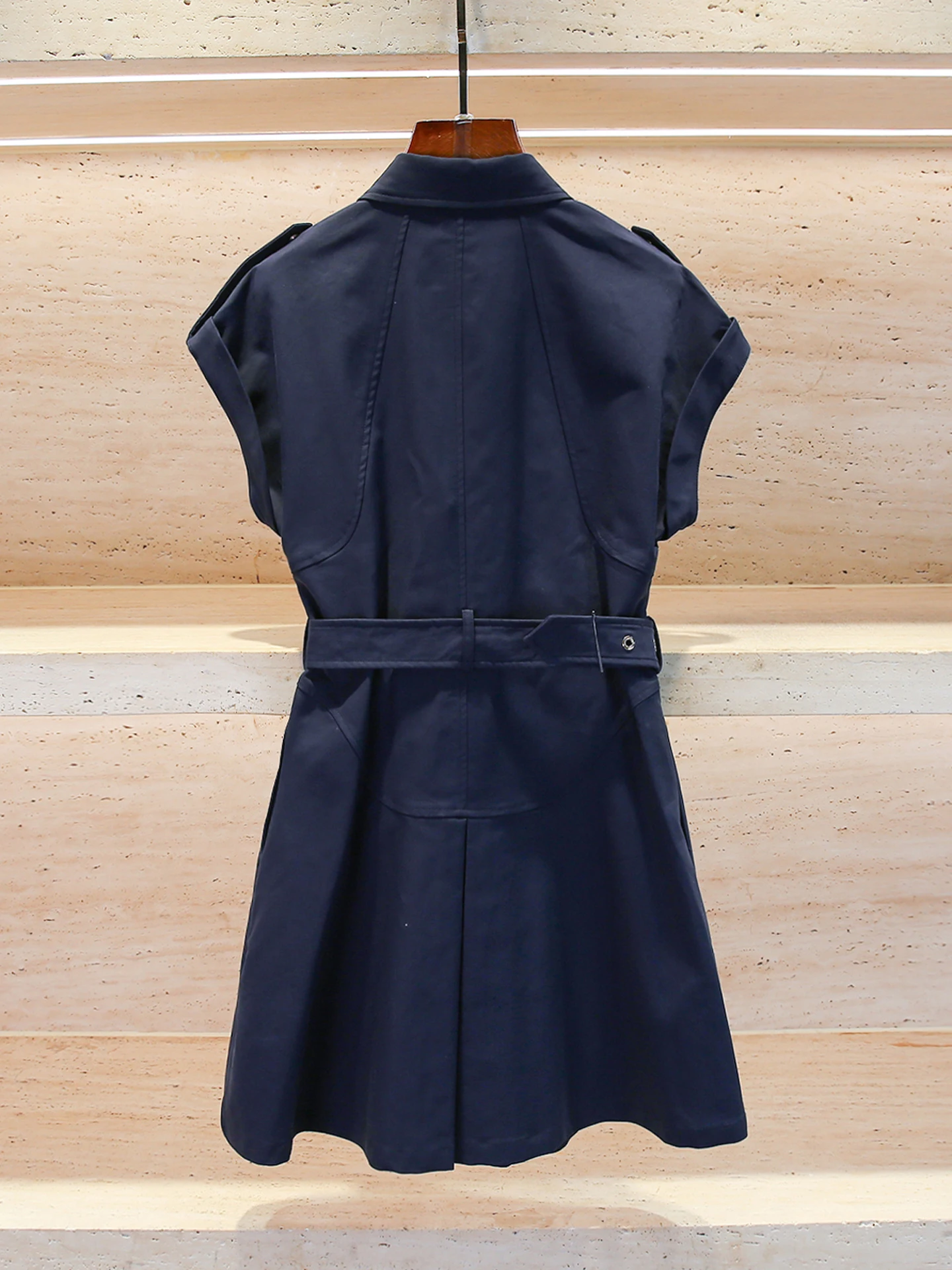 Elegancka damska spódnica z wysokim stanem, rozkloszowana, z paskiem, zapinana na zamek, idealna do pracy, jesień, styl biznesowy.