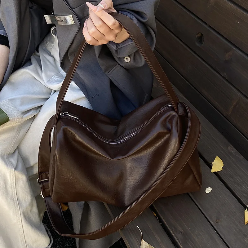 حقيبة كتف نسائية ذات سعة كبيرة لشتاء 2025 نمط جديد حضري بسيط من مادة البولي يوريثان حقيبة كروس للركاب
