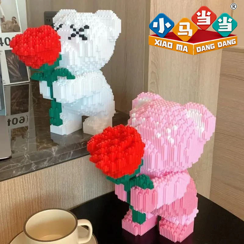 

Романтический медведь, держащий розу, креативный набор строительных блоков, блоки для самостоятельной сборки, идеальный выбор для подарка парам и родителям.