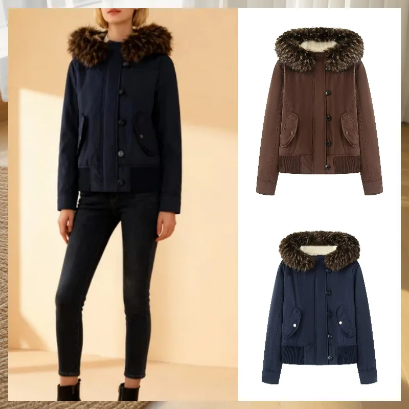 

Короткая джинсовая куртка со съемным меховым воротником и карманами. Модный тренд на осень 2023 г.