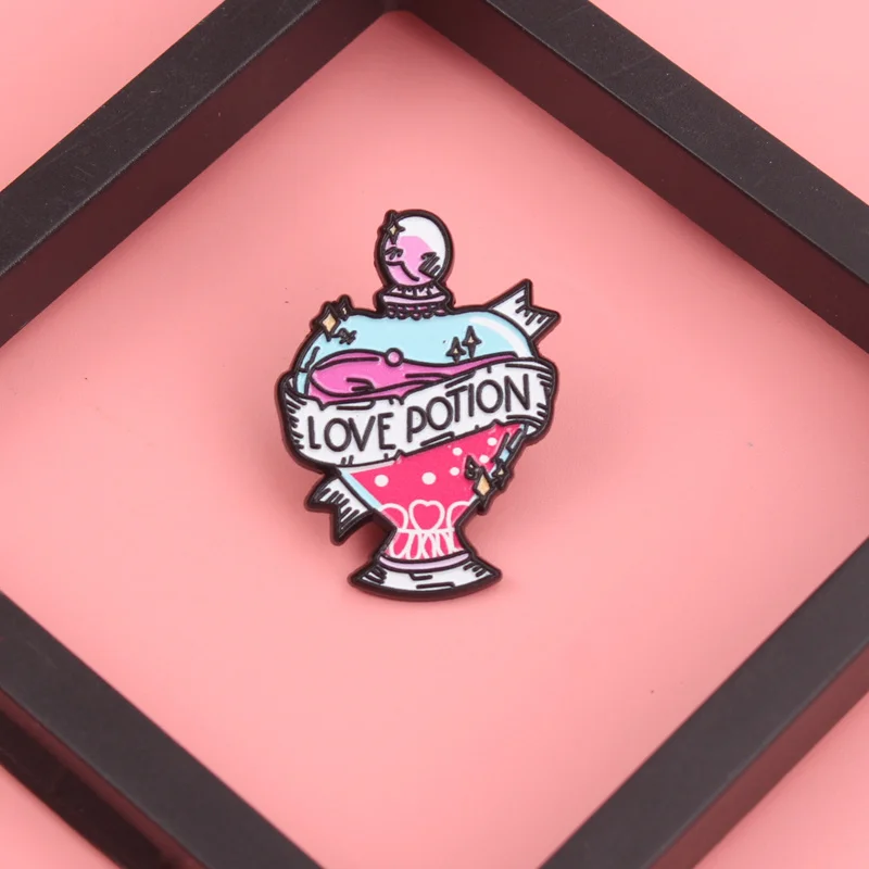 Pin de poción de amor encantado: vial con tapa rosa con remolinos celestiales y hechicera de lunares [Joyería de alquimia limitada]