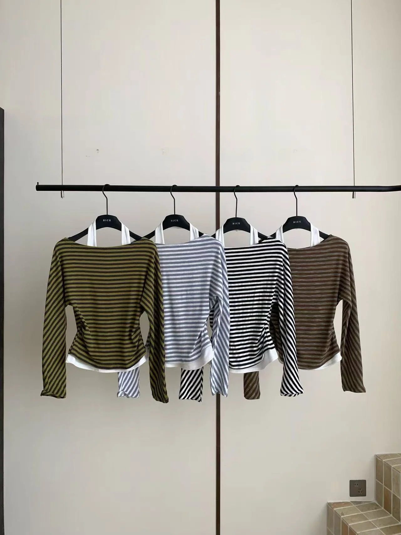 

Весна 2026: Модная женская футболка с длинным рукавом, имитация двухслойности, в полоску, на одно плечо, в корейском стиле, для повседневной носки, из хлопка