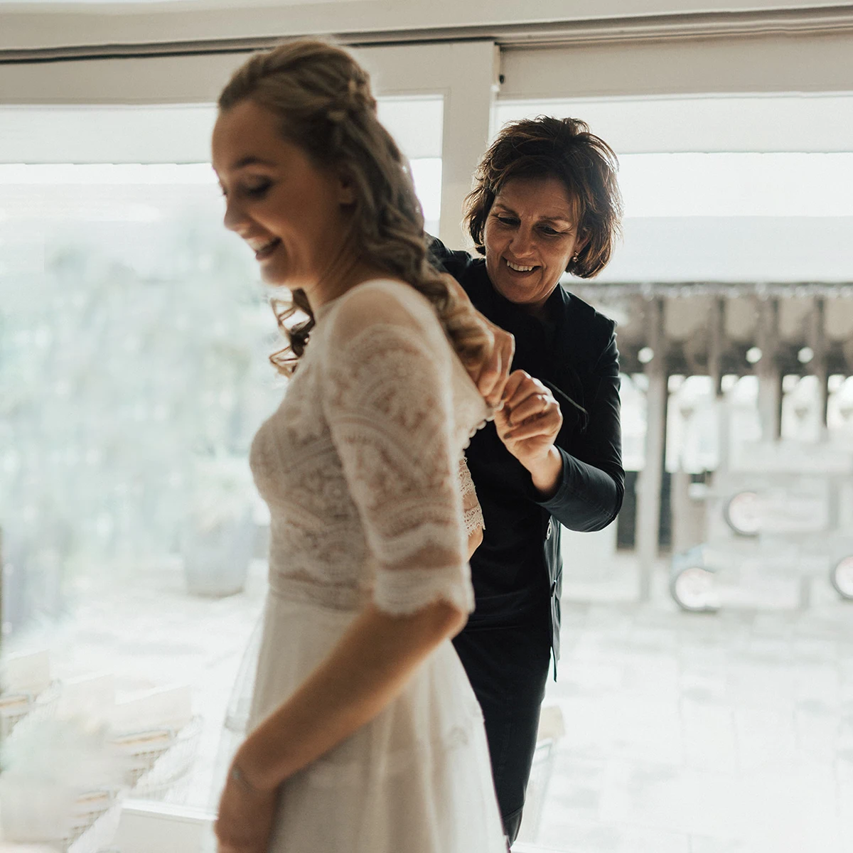 Suknia ślubna w stylu boho z warstwową koronką, dekoltem w łódkę, szyta na miarę, linia A, rękawki do połowy, rustykalna, ogrodowa, bohemiczna, romantyczna.