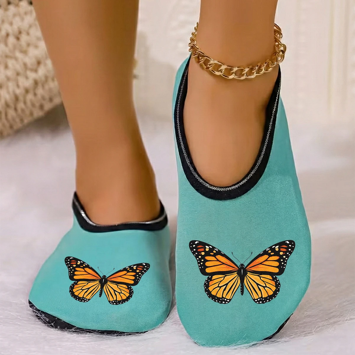 شبشب نسائي من جلد الغزال المطبوع على شكل فراشة صفراء يمكن ارتداؤه في الفصول الأربعة يسمح بمرور الهواء ومرونة عالية في الأماكن المغلقة ومضاد للانزلاق