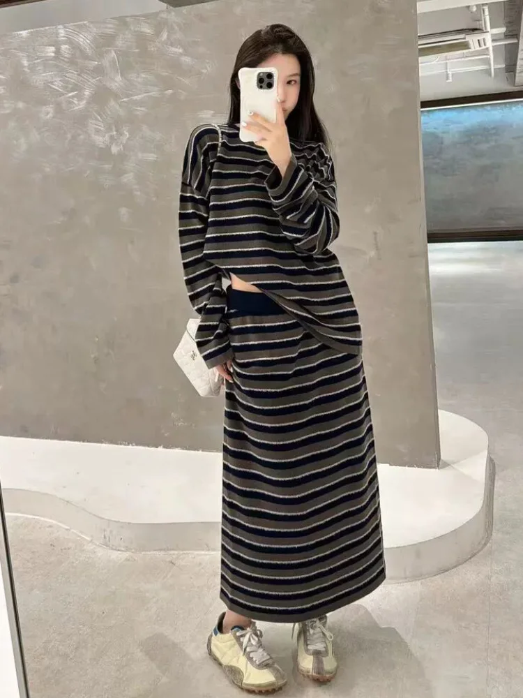 Damski zestaw dwuczęściowy w paski z okrągłym dekoltem, luźny krój, kontrastowe kolory, styl koreański, prosta spódnica, komplet casualowy.