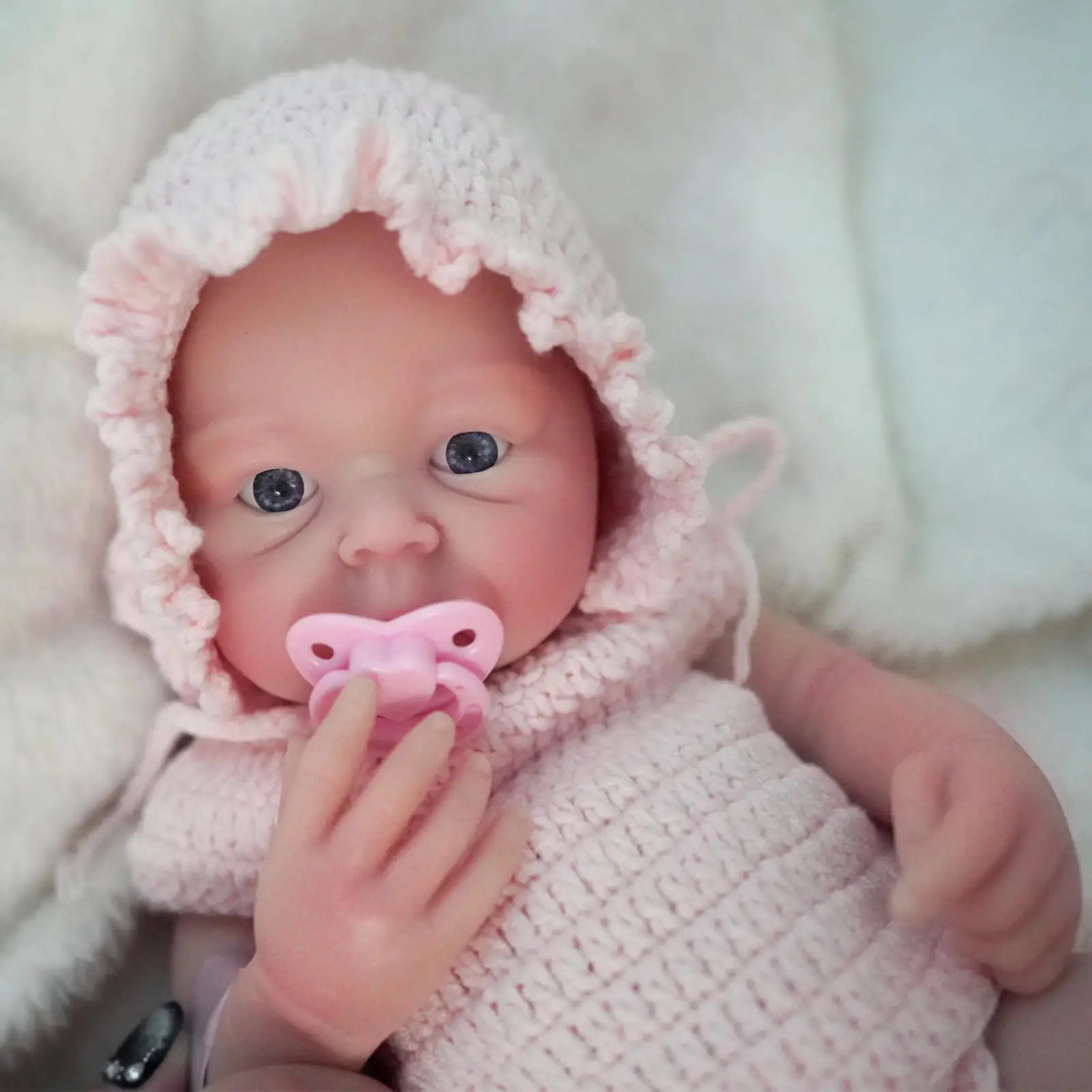 12 Zoll große, lebensechte Reborn-Puppe aus weichem Silikon mit rosa Outfit und Zubehör, inklusive süßer Puppenkleidung – Detail 3