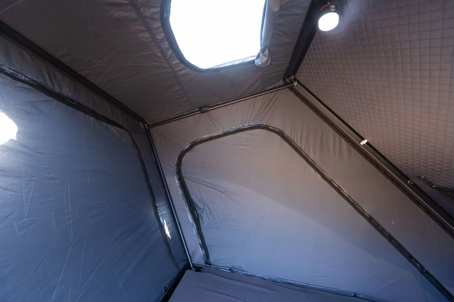 4 Person SUV Triangle Clamshell Rooftop Hard Shell Camping Car Roof Top Tent