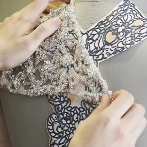 فستان زفاف عصري أنيق من الساتان والدانتيل مع ذيل قابل للانفصال ورقبة على شكل حرف V فستان زفاف طويل حورية البحر فيستدو دي نوفيا