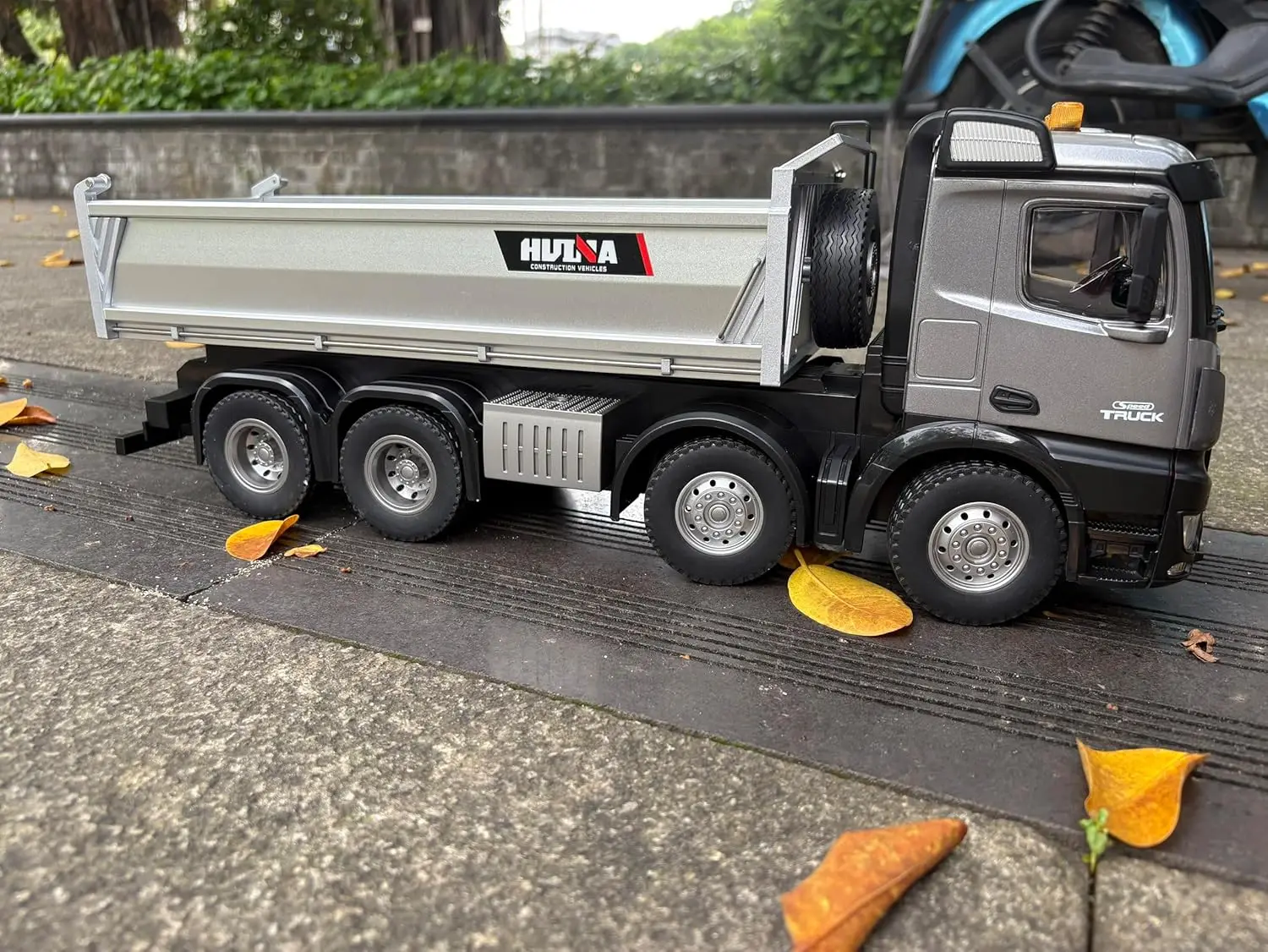 

Large Adult Remote Control Truck Model 21 inch Long Body 8-Wheel 13 Channel Multifunctional Remote Control Dump Truck can Carry