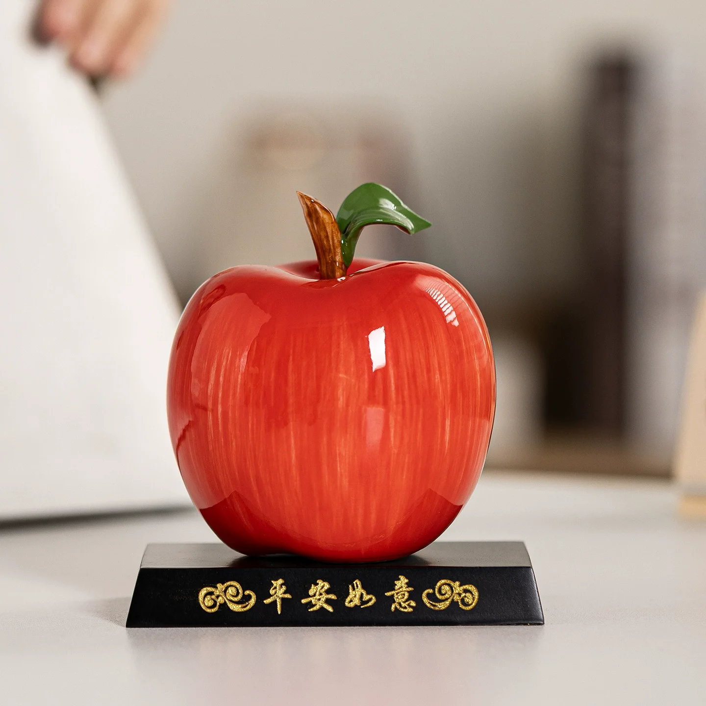 Friedens- und Glücksbringer Roter Keramik-Apfel, Feng Shui Schutzfrucht-Figur für Wohnzimmer, Büro, Schreibtisch, Weihnachts-Tischdekoration