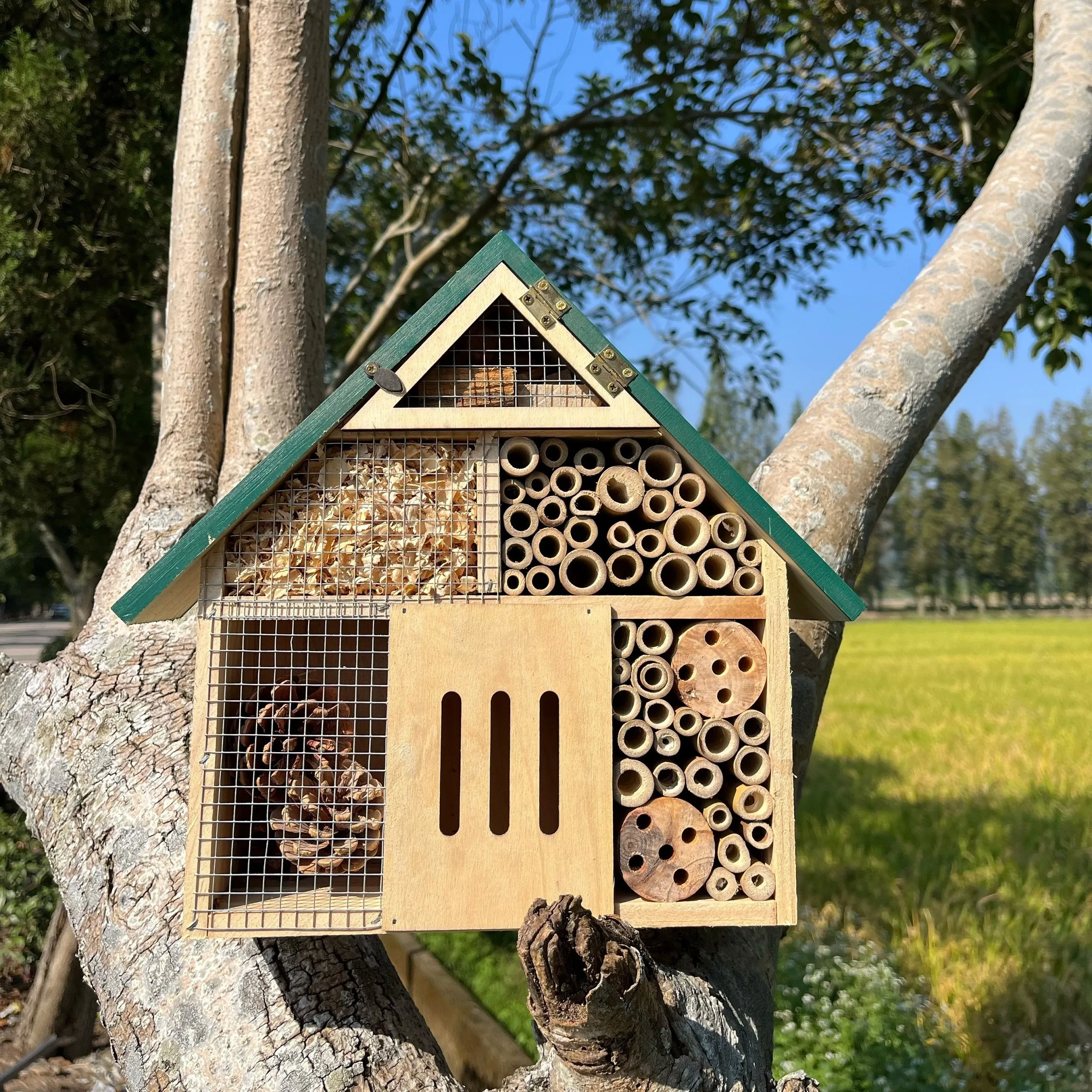 

Очаровательный деревянный домик для насекомых и пчел — подвесной садовый декор для пространств на открытом воздухе, современный стиль