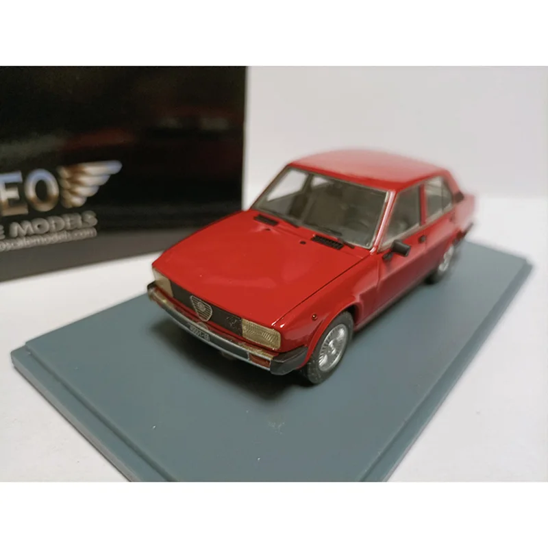 Neo 1:43 Scale Alfa Romeo 2000 Resin Car Model Collection Ornaments