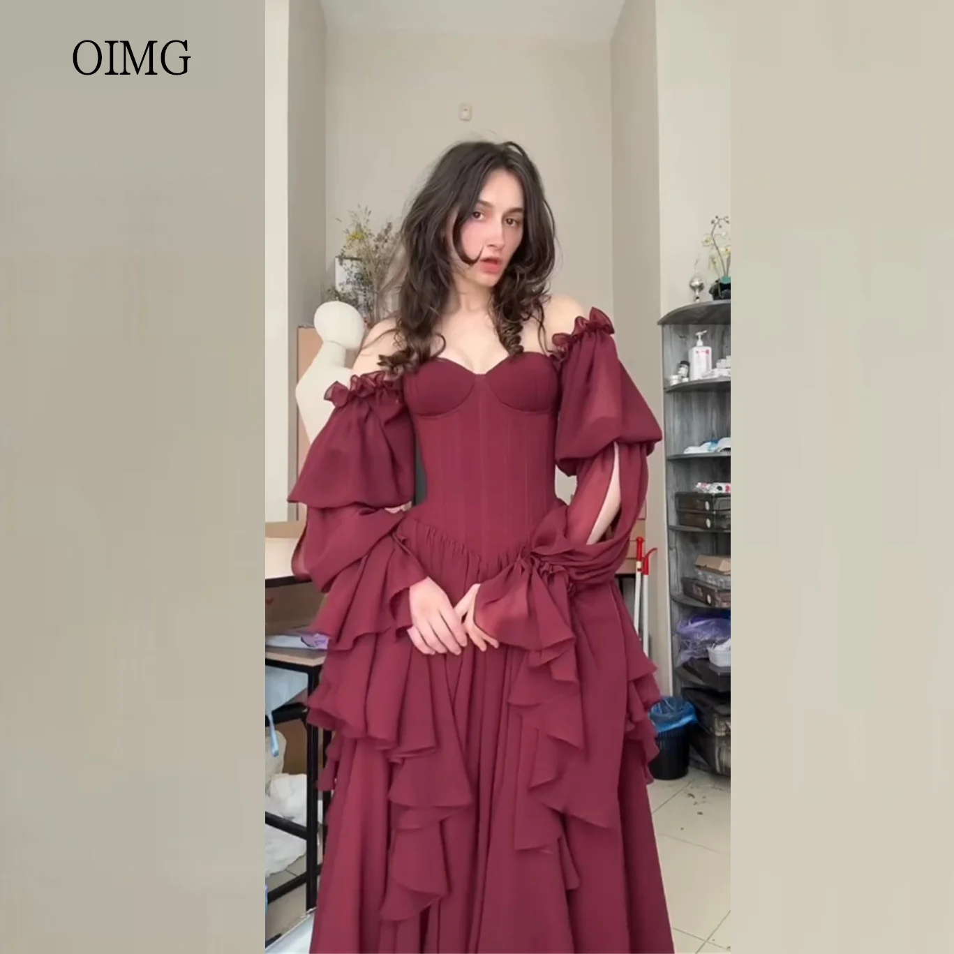 OIMG Fließendes burgunderfarbenes A-Linien-Abschlussballkleid, schulterfrei, gerüschtes Partykleid, bodenlanges Abendkleid, Damenkleid, maßgeschneidert