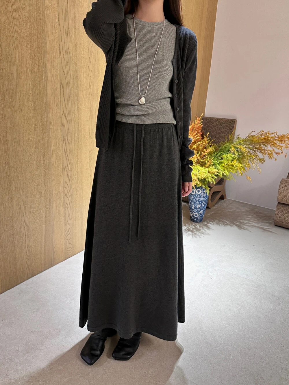 Versatile Medium-Length Wool Knit Skirt For Women With Elastic Waist Soft And Supple Style Wide Hemline Casual Fashion