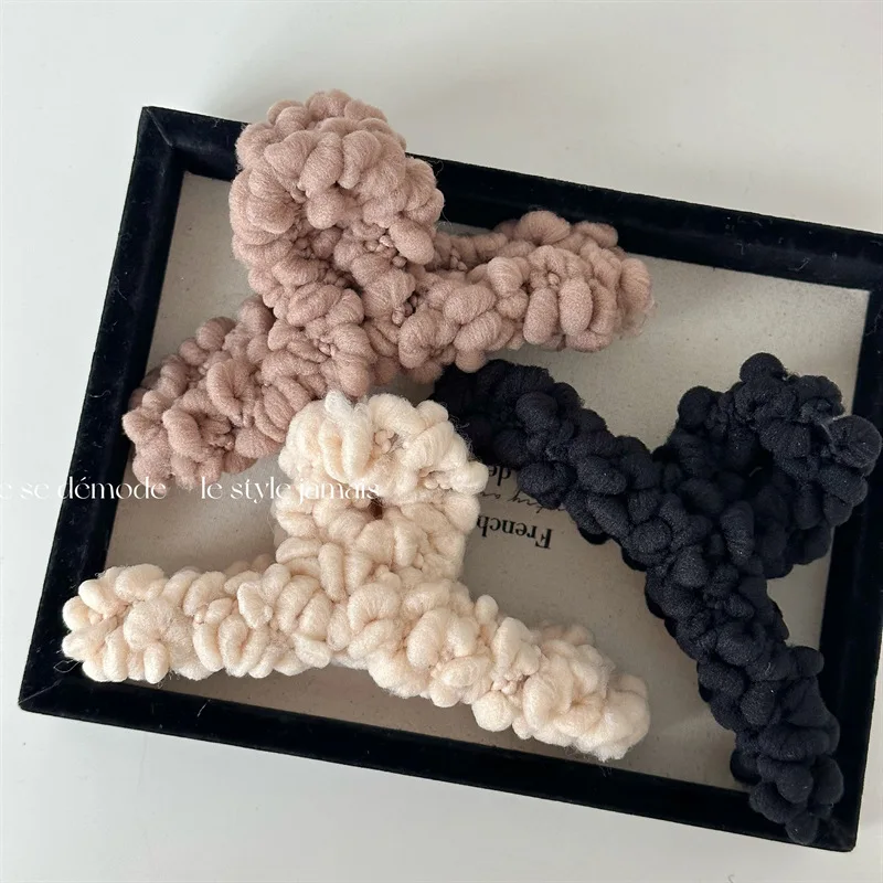 

Autumn and Winter 2023 New Soft Fur Hair Claw Headdress Back Head Updo Large Plush Shark Clip Headdress for Women