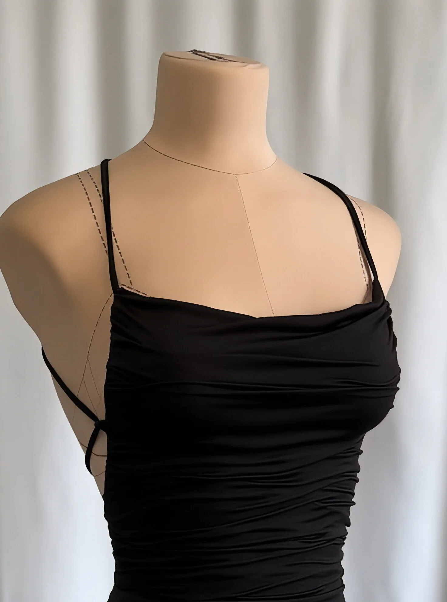 2025년 여름, 섹시하고 핫한 소녀의 힙을 감싸는 백리스 홀터 미니 스커트