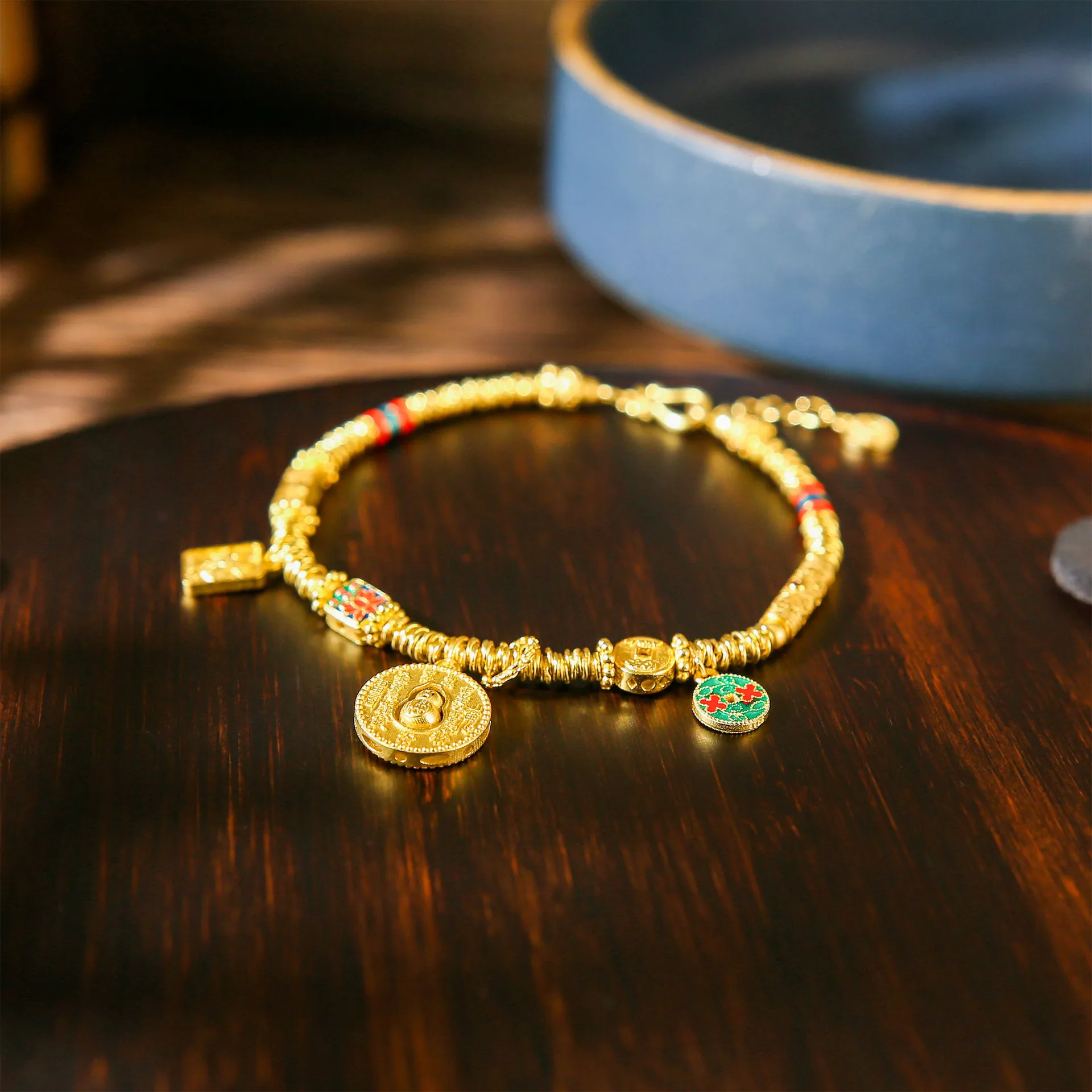 

Золотое колье-чокер с бусинами, эмалью и подвесками в виде монет Будды – духовные украшения в богемном восточном стиле