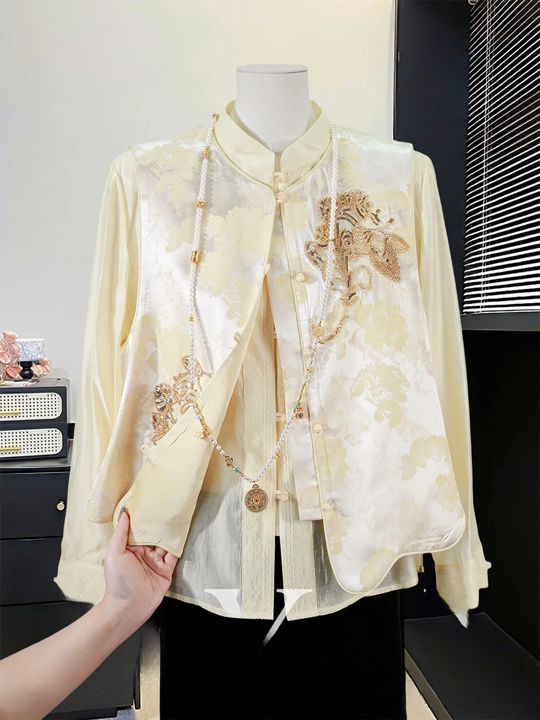 

Комплект из двух предметов: жилет с цветочной вышивкой и топ для женщин среднего и старшего возраста, верхняя одежда из полиэфирного волокна.